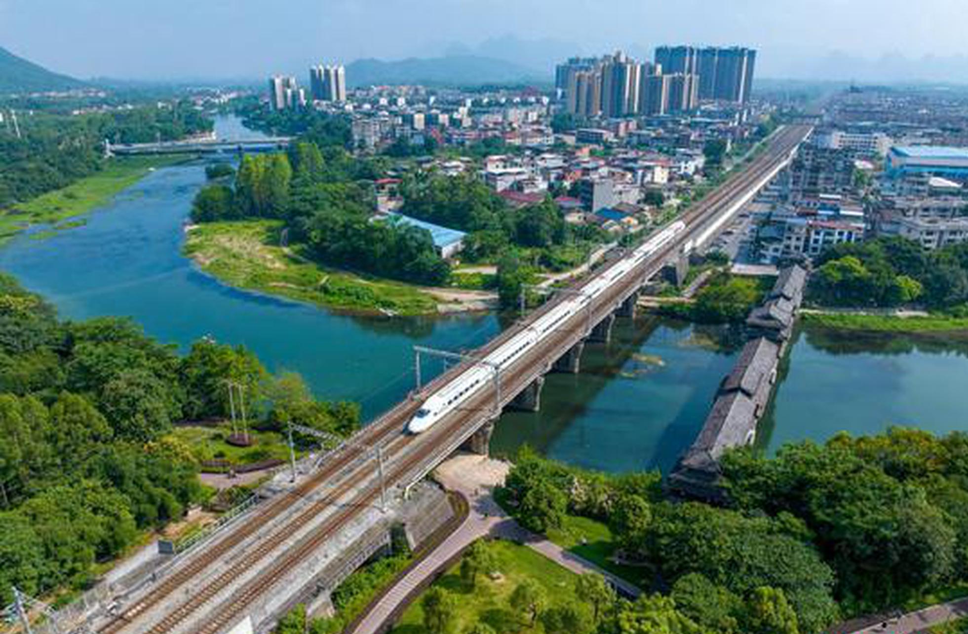China's fixed-asset investment down 1.6 pct in first 4 months