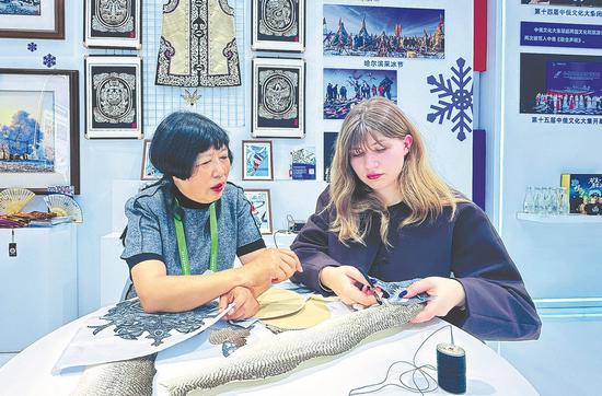 Fish-skin art creates bridge for cultural exchange