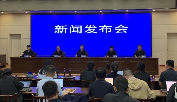 Officials hold a news conference on Saturday following a coal mine explosion in Shanxi province, North China. (Photo by Zhu Xingxin/chinadaily.com.cn)