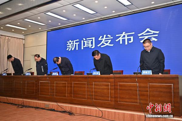 Before the press conference begins, all the participants observe a moment of silence for the victims.