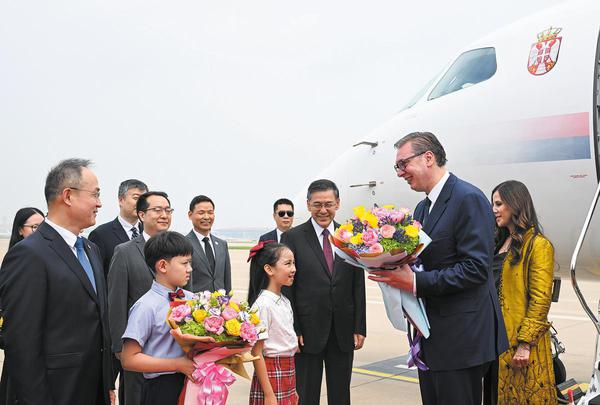 Serbian President Aleksandar Vucic receives a warm welcome on Sunday in Beijing. At the invitation of President Xi Jinping, Vucic arrived in China on Sunday for a state visit scheduled to run through Thursday. (JIN LIANGKUAI/XINHUA)