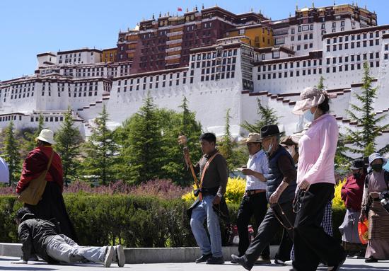People celebrate holy month of Saga Dawa in Lhasa