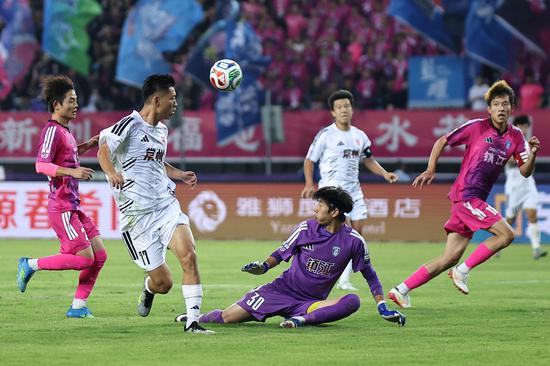 'Su Super League' match ignites football passion in Zhenjiang