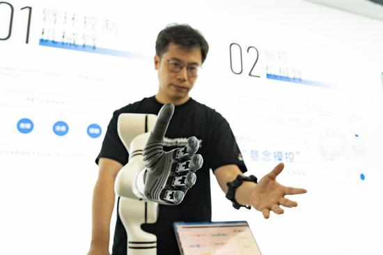 Chinese, foreign media tour Hangzhou to explore tech and industrial innovation
