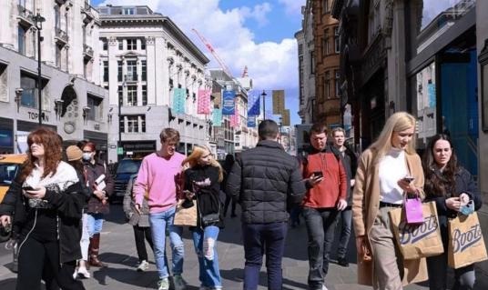 Confidence plummets in UK university degrees