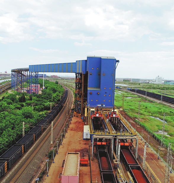 Tangshan, Hebei province-based Donggang station of Datong-Qinhuangdao Train Operations Section had unloaded 36 million metric tons of coal and 3.35 million tons of iron ore as of May 28. The State-owned station is a key hub for receiving iron ore imports and delivering coal to users. (WANG ZHAO/FOR CHINA DAILY)