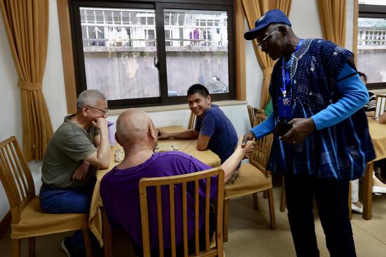 Chinese, international guests experience fulfilling life for seniors in Hangzhou