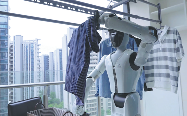 SeeLight S1, a robot designed for household scenarios, hangs out clothes during its debut in Wuhan, Hubei province, on May 20. (Photo / China Daily)