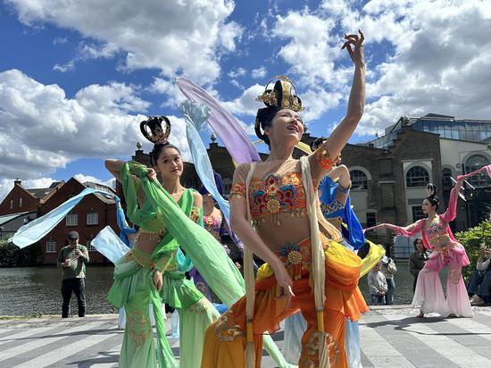 'Meeting the Grand Canal' Chinese cultural flash mob takes place in London