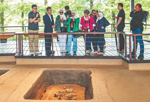 Guests from Egypt visit the Archaeological Ruins of Liangzhu City in Hangzhou, the capital of Zhejiang province, on Tuesday. The site was inscribed on the UNESCO World Heritage List in 2019. (Photo provided to China Daily)