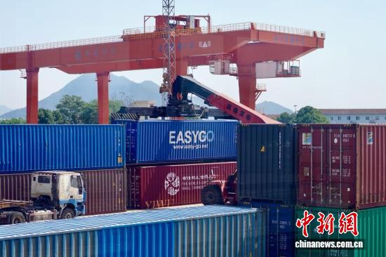 Containers wait to be transported to Europe at Yiwu Railway Port, the starting point of the China-Europe Railway Express in Zhejiang Province. (Photo: China News Service/Dong Yixin)