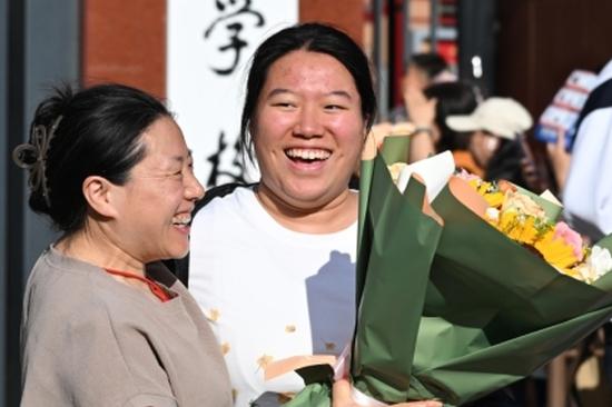 Shouldering cement for a living, Hunan mother sends daughter to gaokao