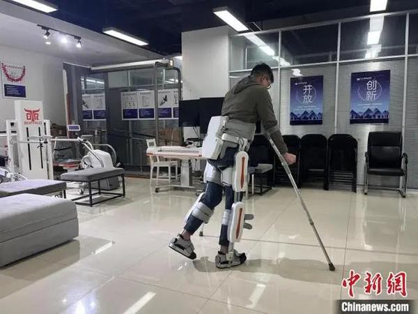 A volunteer skillfully controls the exoskeleton robot. (Photo/Chinanews.com)