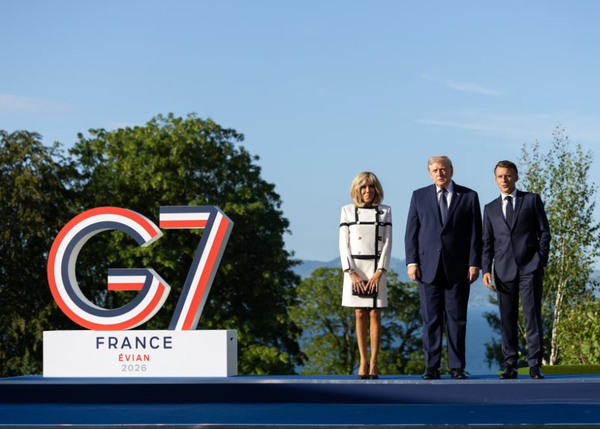 French President Emmanuel Macron (R) and US President Donald Trump (C) pose for photos during the G7 summit in Evian, France, June 15, 2026. (Photo/Xinhua)