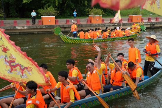 Double-oared dragon boat from Hunan sails in the Malacca River