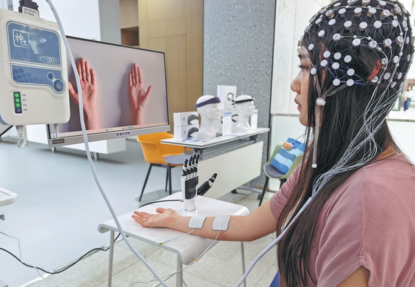 A visitor experiences brain-computer interaction at the Haihe Laboratory of Brain-Computer Interaction and Human-Machine Integration in Tianjin. YAN DONGJIE/CHINA DAILY