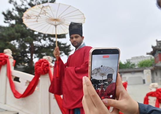 Hanfu gains fans among foreign students in immersive cultural experience