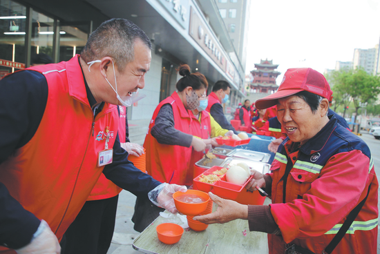 Free kitchen feeds Shanxi street sweepers