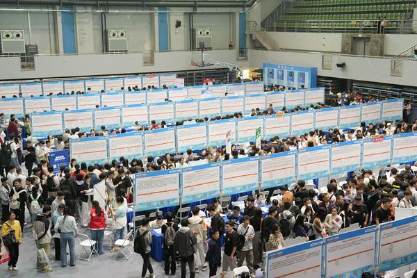 This photo taken on April 18, 2026 shows a scene at a job fair held at Hunan University in Changsha, central China's Hunan Province. (Xinhua/Chen Zhenhai)
