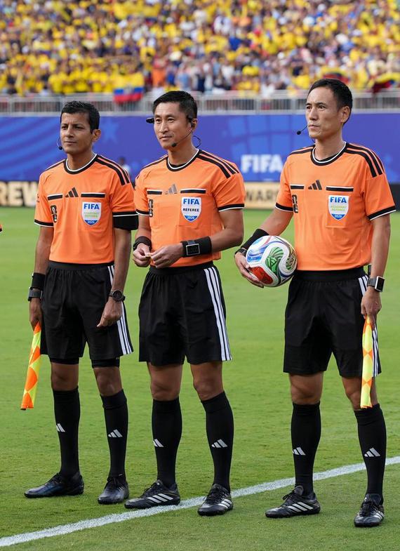 Ma Ning (C) and Zhou Fei (R) line up. (Photo/Xinhua)