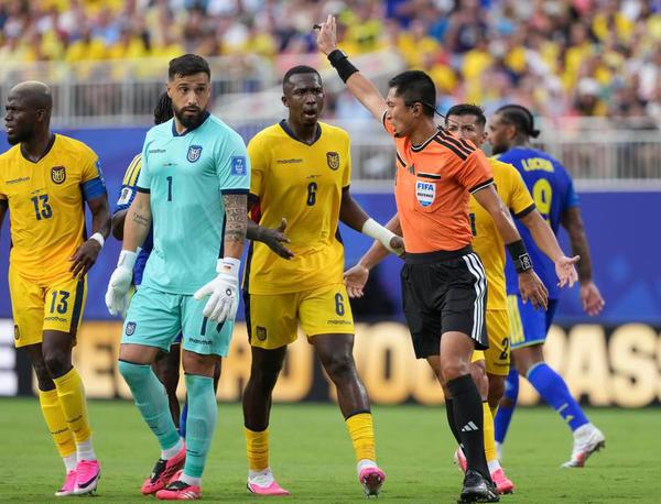 Head referee Ma Ning (front R) of China talks with Pacho (front C) of Ecuador during the Group E match between Ecuador and Curacao at the FIFA World Cup 2026 at Kansas City Stadium in Kansas City, the United States, June 20, 2026. (Photo/Xinhua）