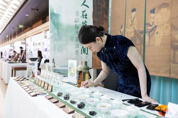 A tea master demonstrates tea art at a cultural event in Budapest, Hungary, on June 19, 2026. (Photo by Balazs Szekelyhidi/Xinhua)