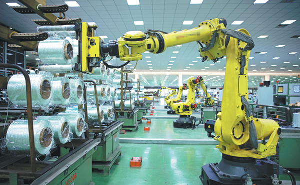 Robotic arms perform material-handling operations on a smart production line at China Jushi's smart manufacturing base in Tongxiang, Zhejiang province, on April 14. （SUN YANGYANG/CHINA NEWS SERVICE）