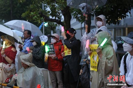 Japanese citizens gather in front of the Prime Minister's official residence in Tokyo to protest a series of recent military expansion policies by the Sanae Takaichi government, June 25, 2026. (Photo/China News Service)