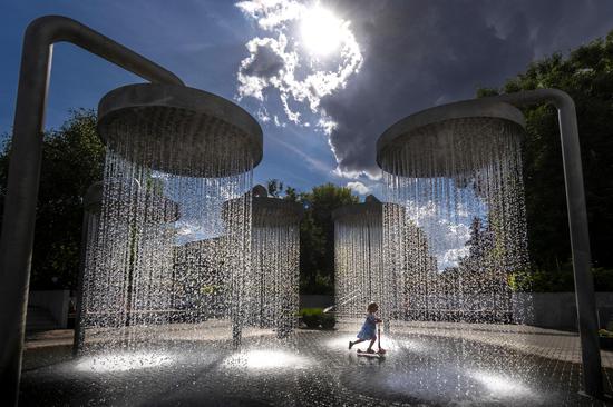 European people take to water to beat the heat