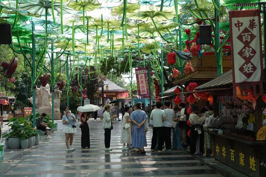 Kaifeng sees summer tourism surge as holiday begins