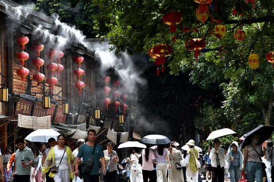 Misting system cools visitors in southern China