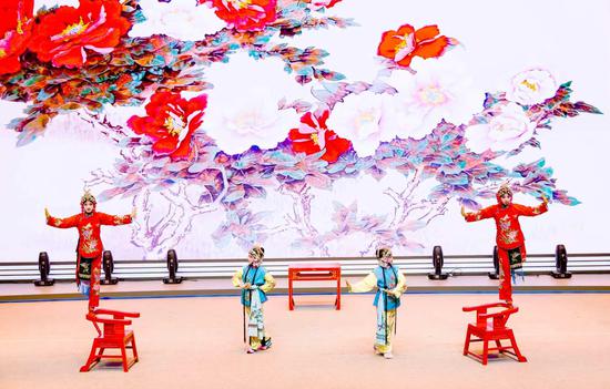 Young performers stage local opera show in Southwest China