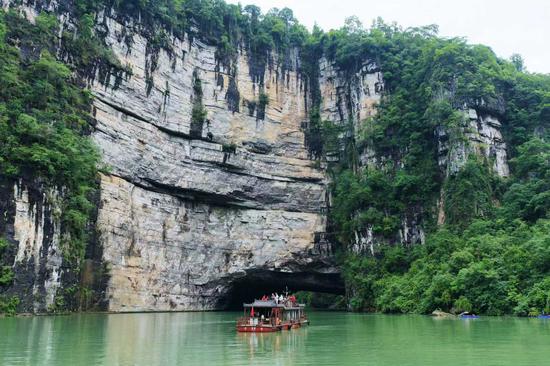 Scenic Youshui River gorge draws visitors to Hubei
