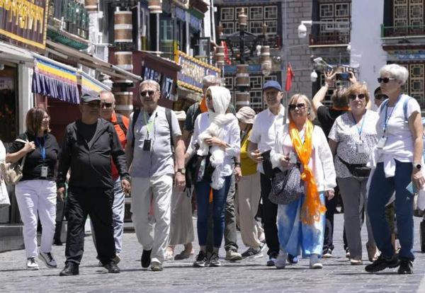 Foreign tourists visit the old town around Barkhor Street in Lhasa, Xizang Autonomous Region, on June 10, 2025. (Photo: China News Service/Li Lin)