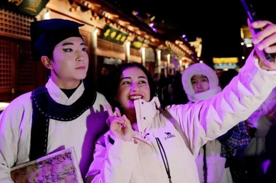 Egyptian blogger poses for a photo with an NPC performer at Kaifeng Prefecture Scenic Area in Henan Province on Nov. 18, 2025. (Photo: China News Service/Wang Shihao)