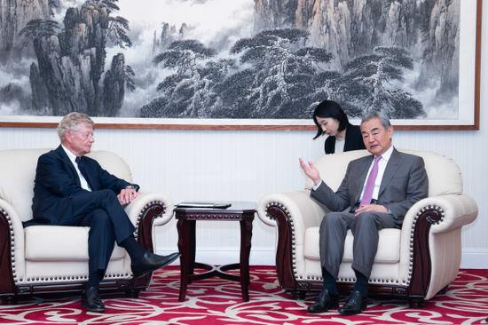 Chinese foreign minister calls on Swedish business community to deepen cooperation with China