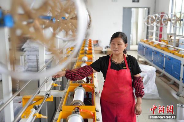A fishing net manufacturing factory in Shitou Town, Anhui Province. (Photo/China News Service)