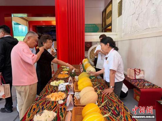 Hami brings melon festival and cultural showcase to Beijing