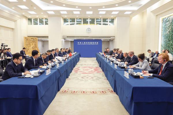 Chinese Commerce Minister Wang Wentao (R) shakes hands with (Photo: Ministry of Commerce)