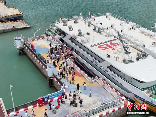 Photo provided to China News Service shows people are evacuationg from waters.