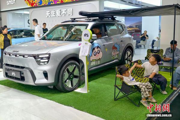 Visitors gather at the booth of the German-Chinese auto brand "Smart" during the 2026 Tianjin International Auto Show on May 2, 2026. (Photo: China News Service / Tong Yu)