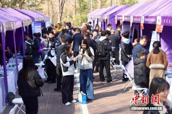Job seekers. (Photo: China News Service)