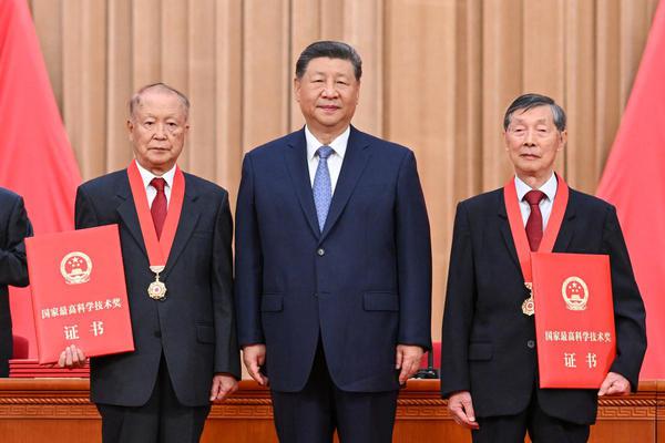 Chinese President Xi Jinping, also general secretary of the Communist Party of China Central Committee and chairman of the Central Military Commission, presents China's top sci-tech award for the year 2025 to Chen Liquan (R), a researcher at the Institute of Physics under the Chinese Academy of Sciences (CAS) and a Chinese Academy of Engineering (CAE) academician, and Ben De (L), a researcher at the China Electronics Technology Group Corporation and a CAE academician, at the Great Hall of the People in Beijing, capital of China, July 8, 2026. A meeting bringing together the national science and technology award conference, the general assemblies of the members of the CAS and the CAE, and the 11th national congress of the China Association for Science and Technology was held here on Wednesday. (Xinhua/Yan Yan)