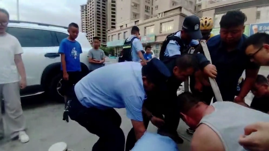 Off-duty officer rescues father, son from sewage well in Xinjiang