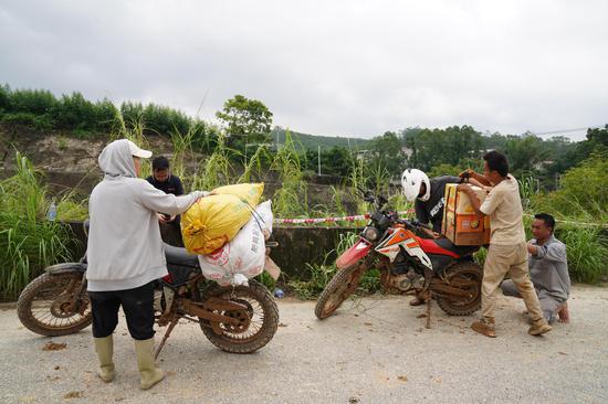 Drones, motorcycles deliver emergency supplies to flood-hit Guangxi residents