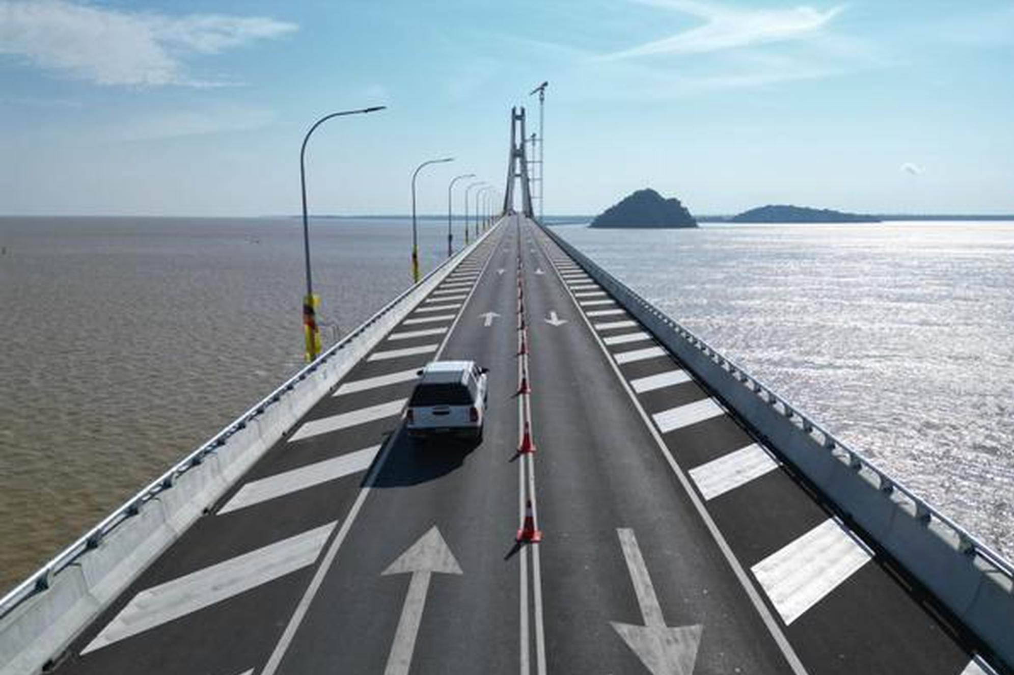 The Lupar Cross-Sea Bridge in Malaysia's Sarawak state, built by a Chinese company, opens to traffic on July 9, 2026. (Xinhua photo)