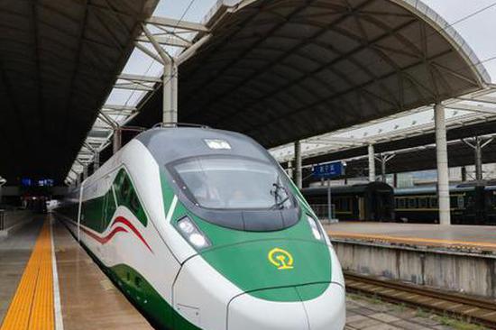 Fuxing high-speed sleeper train begins service on Qinghai-Xizang Railway