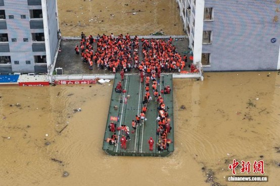 A pontoon bridge with power is used to evacuate teachers and students. (Photo: China News Service/Chen Lang)