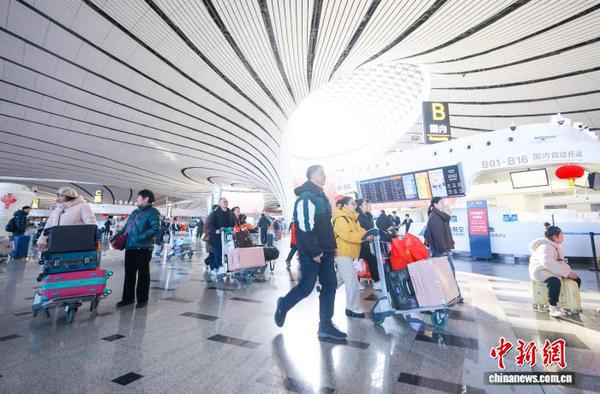 Passengers arrive at the Beijing Daxing International Airport. (File photo: China News Service)