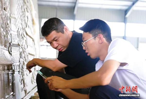 Wang Qianhe (R). (Photo: China News Service)